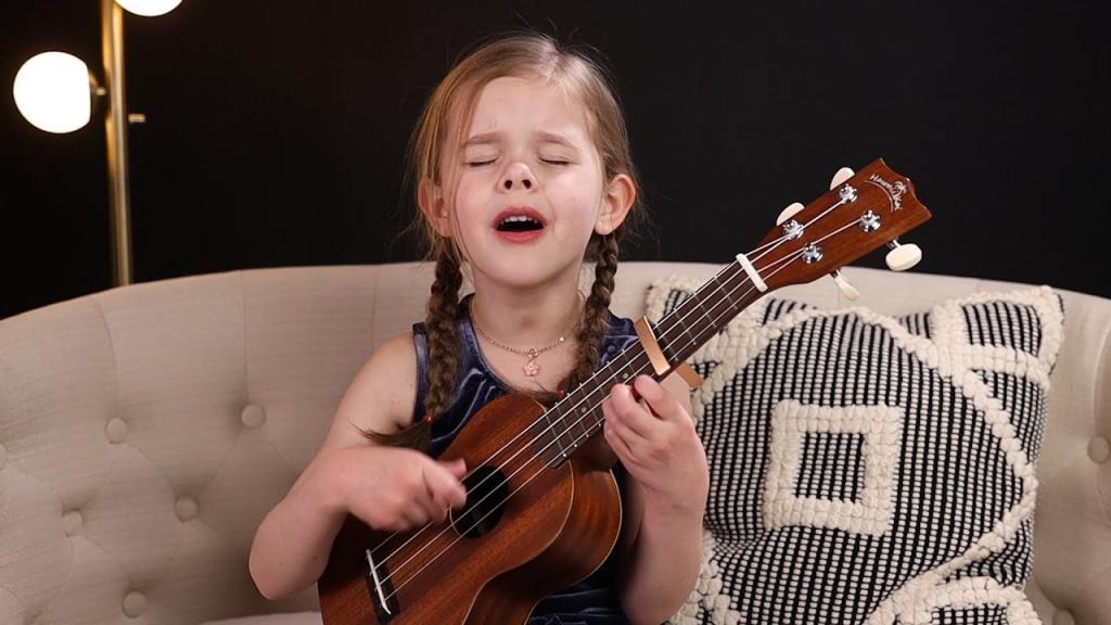 6-летняя девочка исполняет песню Элвиса Пресли под укулеле. Ее талант оценили пользователи Интернета (видео)