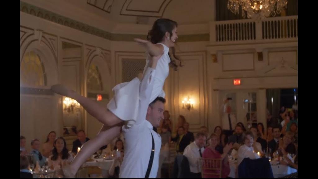 Гости на свадьбе были в восторге от красивого танца молодоженов (видео)
