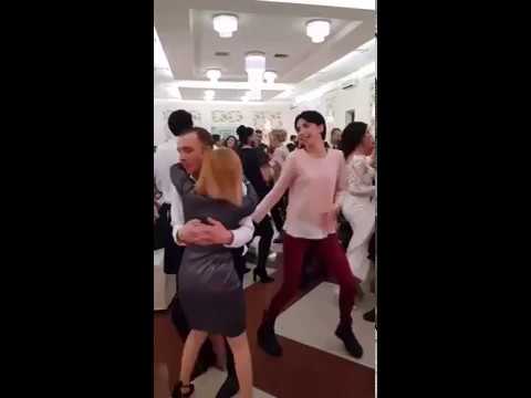 Ревнивая жена видит, что муж танцует с другой, и решает действовать (видео)
