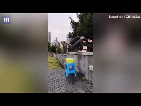 Китаец показывает трюк кунг-фу, "подпрыгивая" на тазике с водой (видео)