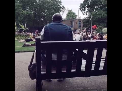 Мужчина, сидевший на скамейке в парке, начал петь песню Bon Jovi, и все окружающие присоединились к нему: видео