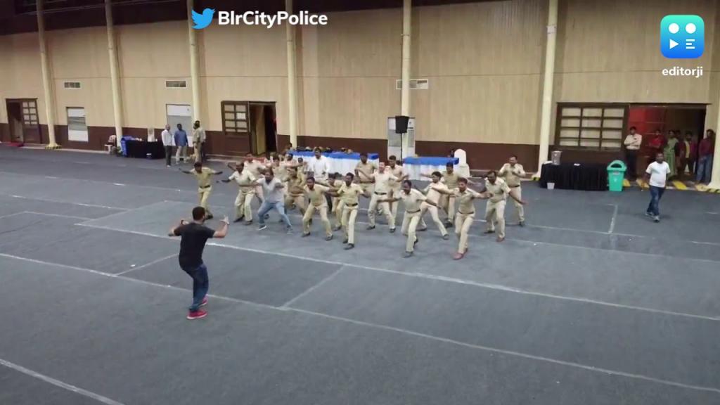 Индия: Бангалорская полиция танцует, чтобы снять стресс. Пользователи Twitter называют это «отличной инициативой»
