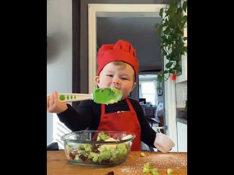 Повар с пеленок: очаровательный малыш ведет кулинарные курсы (видео)