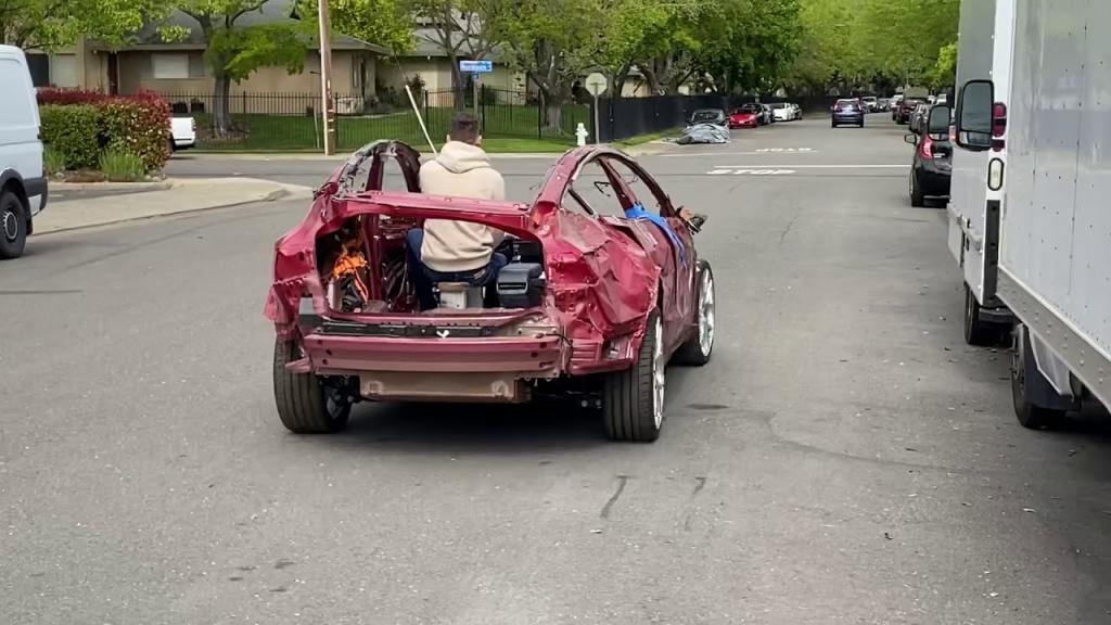 Tesla Model 3: непонятно, как этот автомобиль передвигается, но хозяин выставил его на аукцион за 1 $. Сегодня за него дают уже 15 099 $