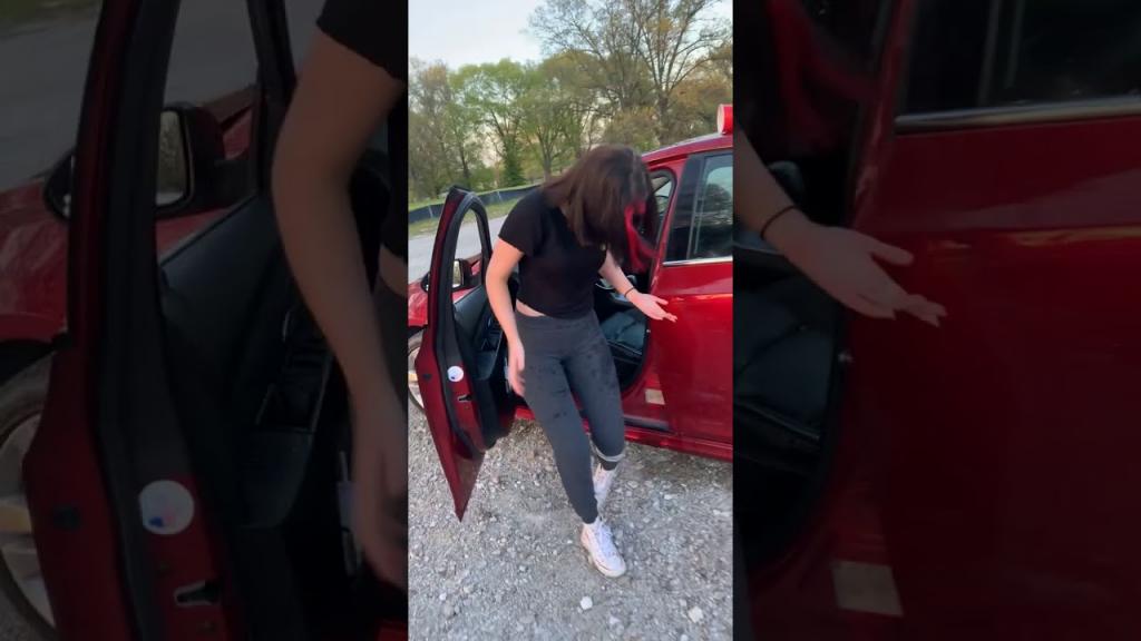 Искупалась: женщина забыла о том, что оставила стакан кока-колы на крыше авто. Видео