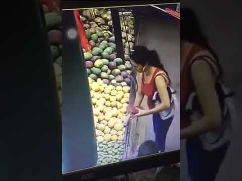Камера в магазине сняла, как женщина присвоила деньги, которые ребенок случайно оставил в овощном отделе (видео)