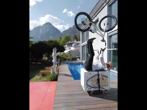 Верхом на стиральной машине: парень так устал на самоизоляции, что устроил велогонку прямо в доме (видео)