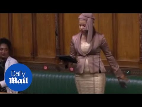 Телефон мешал женщине-депутату выступать с речью: она решилась на отчаянный шаг (видео)