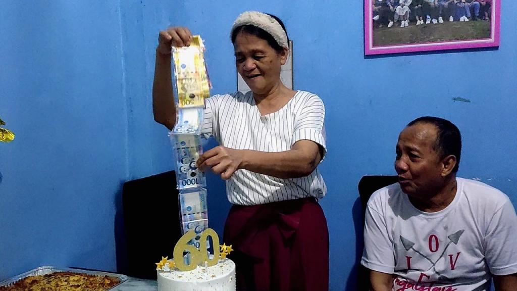 Женщине на 60-летие подарили необычный торт: такой начинки она не ожидала (видео)