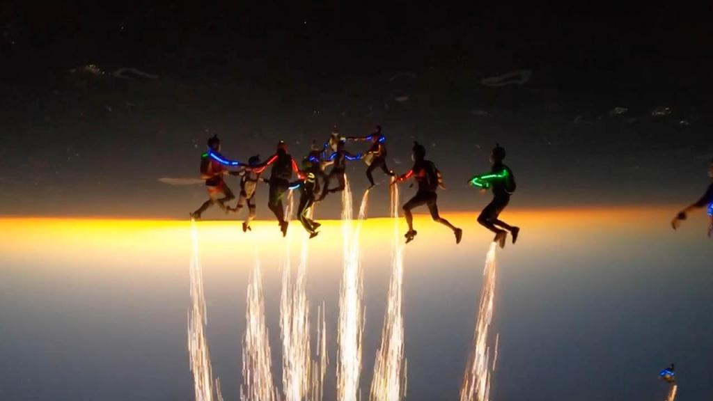 Група воздушных дайверов "зажгла" ночное небо необычайным световым и пиротехническим шоу (видео)
