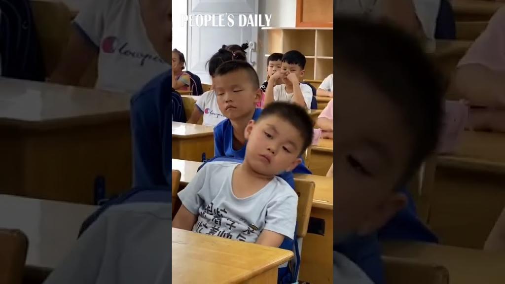 Мальчик на уроке отчаянно боролся со сном, но эту битву ему суждено было проиграть (видео)