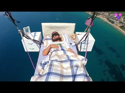 Турецкий парапланерист уже совершал полет на диване: его полет на кроватке стал не менее популярным (видео)