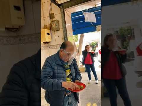 Мужчина решил перекусить в уличном кафе, но при этом он забыл снять защитный экран с лица (смешное видео)