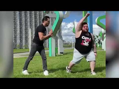 Невероятный батл двух "роботов": Александр Ревва и Пухляш истоптали лужайку в зажигательном танце (видео)