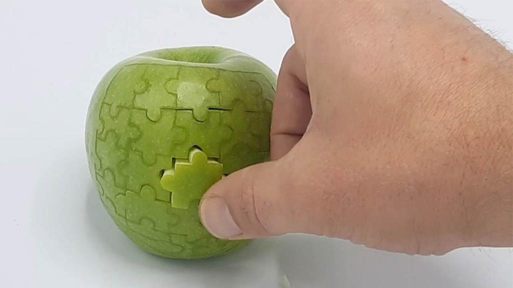 Главное, не съесть кусочек: парень превратил обычное яблоко в настоящий пазл (видео)