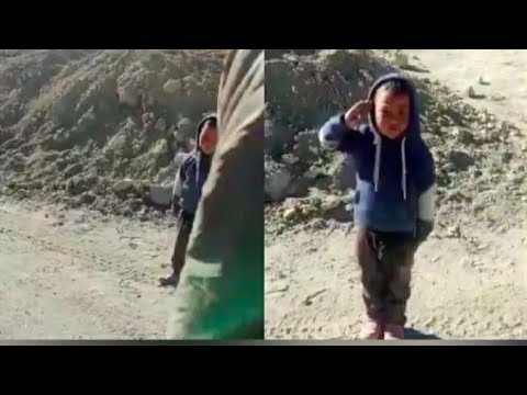 Малыш салютует индийским солдатам традиционным приветствием, а те его учат правильно это делать (видео)
