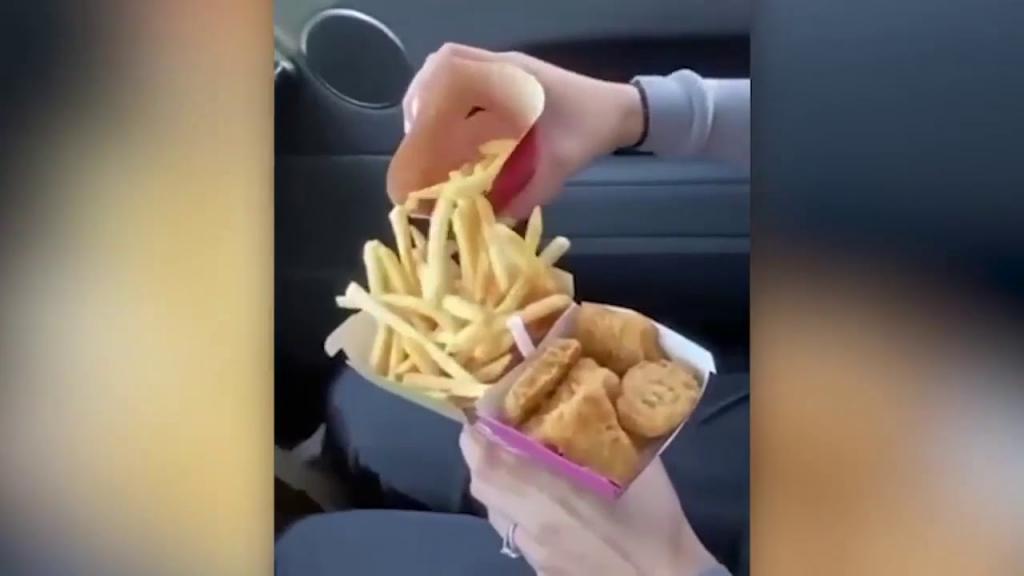 Тиктокеры показали, как съесть еду из McDonald's в авто и ничего не испачкать: видео