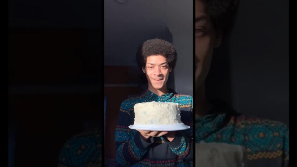 С кремом и глазурью: пользователь TikTok приготовил торт из одного лишь картофеля (видео)