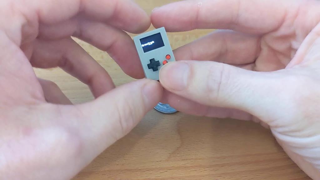 Понадобится микроскоп, чтобы играть в одну из самых маленьких игр в мире (видео)