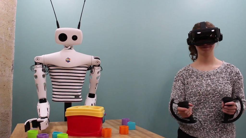Первый в мире гуманоидный робот, которого не нужно программировать: можно просто надеть VR-гарнитуру (видео)