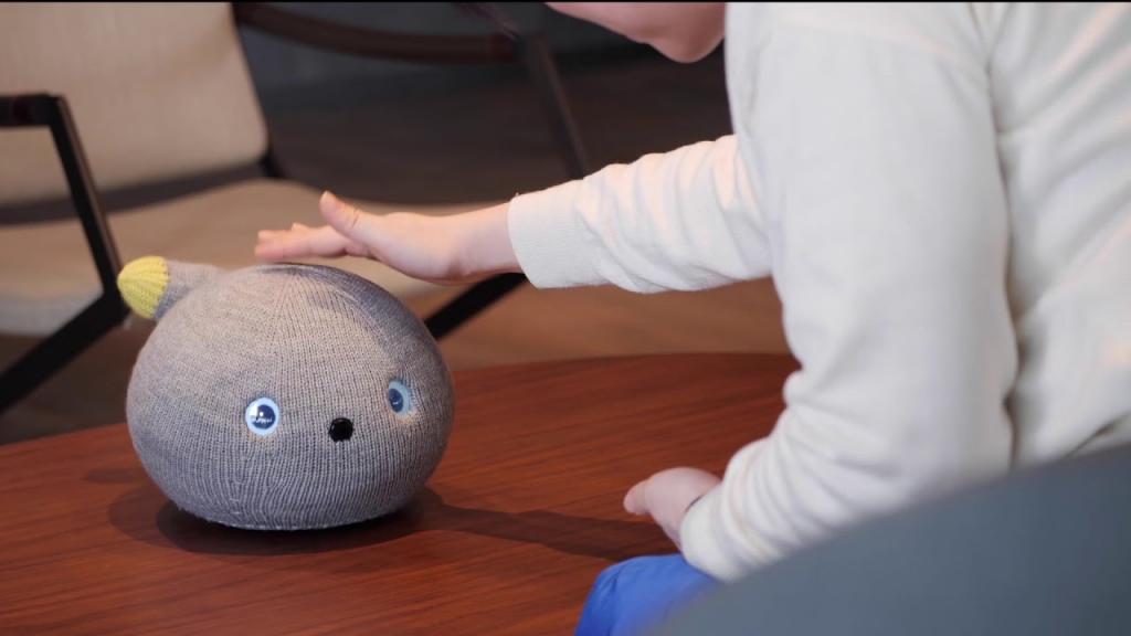 Машет хвостиком, распознает лицо и голос своего хозяина: Panasonic разработала робота Nicobo, напоминающего кота