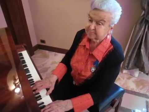 Накануне 96-летия Людмила Лядова, победившая старость, борется с коронавирусом: видео выступления в 90 лет