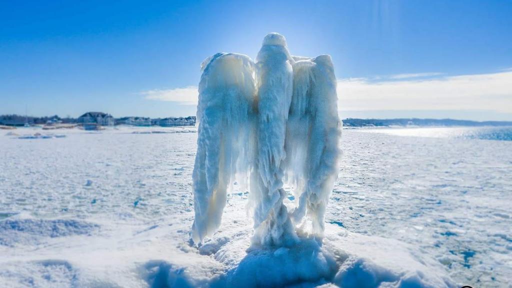 Природа или человек: кто создал фантастическую скульптуру ледяного ангела в устье реки Мичиган (видео)