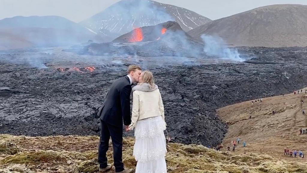 Необычная фотосессия по случаю помолвки: пара из Рейкьявика на фоне извергающегося вулкана