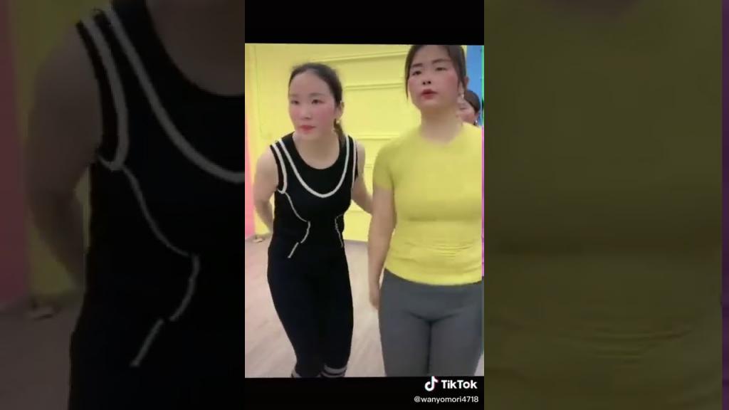 Танец из китайского "ТикТока", который поможет похудеть в талии: видео