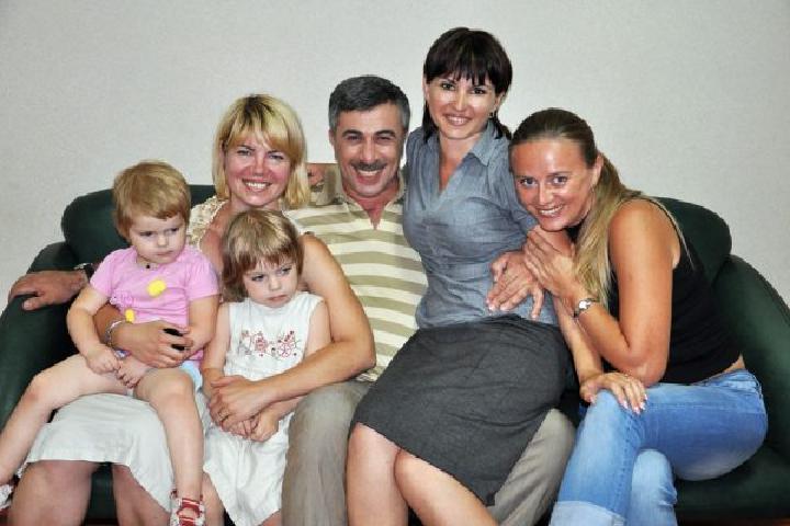 Комаровский фото с женой и детьми