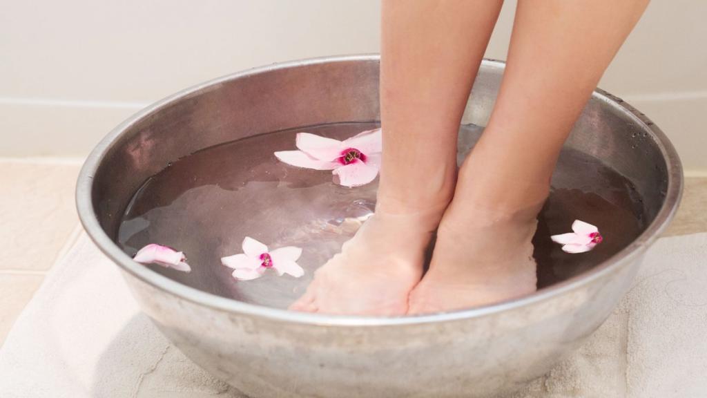 Горячая ванна для ног при головной боли
