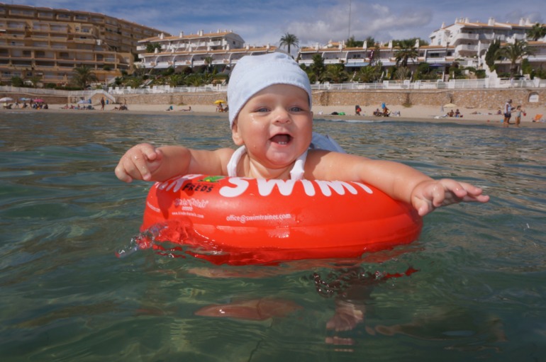 При какой температуре моря можно купать годовалого ребенка thumbnail