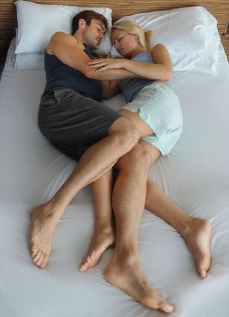 Парень закидывает ногу во время сна