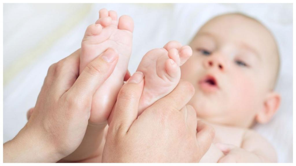 Почему у ребенка сжаты кулачки в 3 года