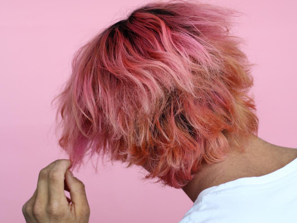 розовые волосы