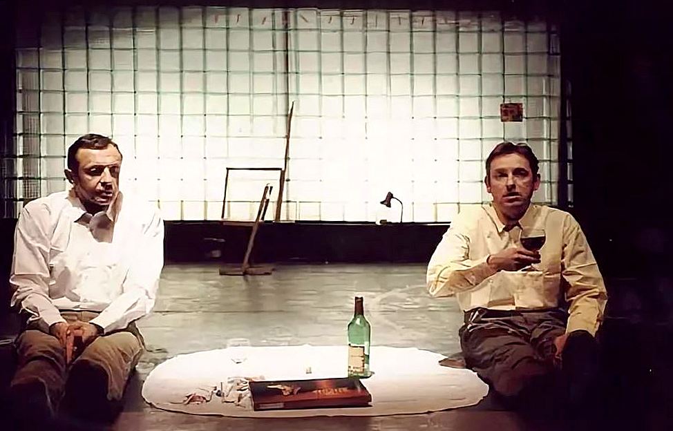 Ромуальдас Раманаускас и Арунас Сакалаускас в сцене из спектакля "Ромас и Арунас" ( режиссер Рокас Раманаускас)