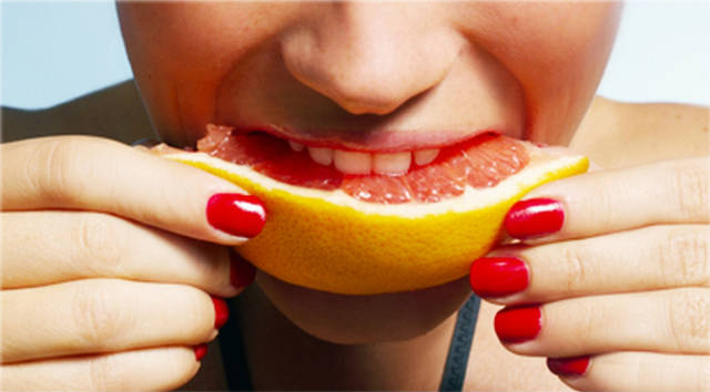 девушка кушает грейпфрут