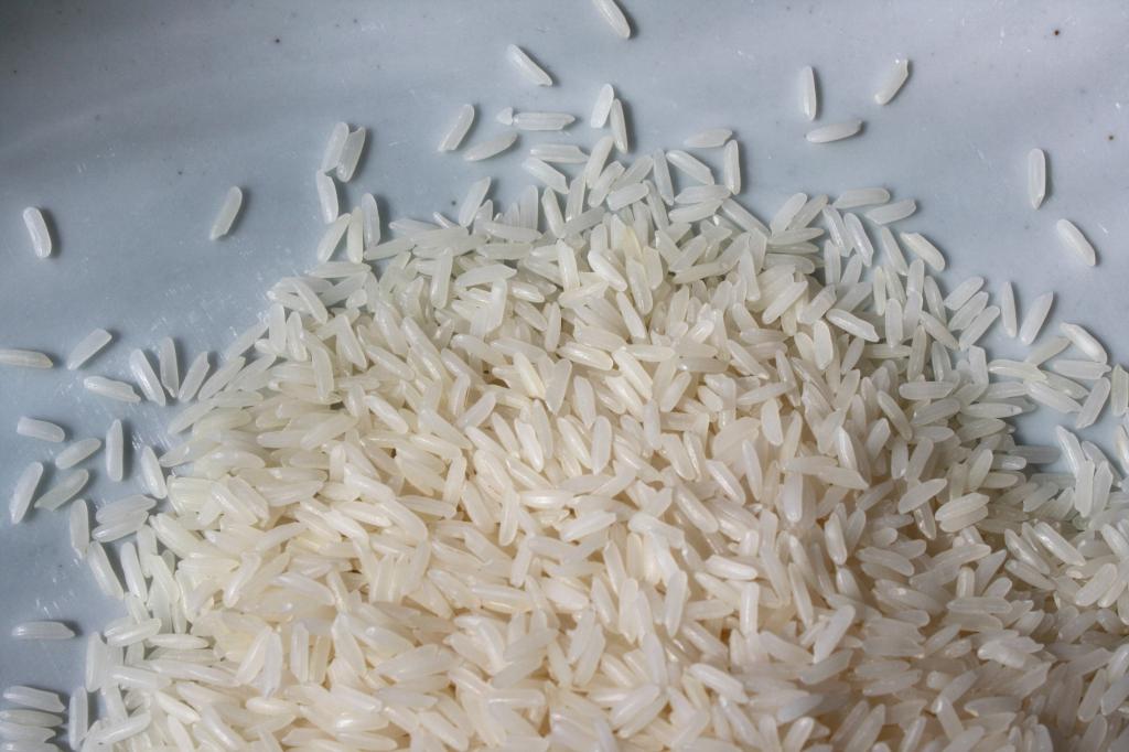 К чему сыпают рис у порога thumbnail