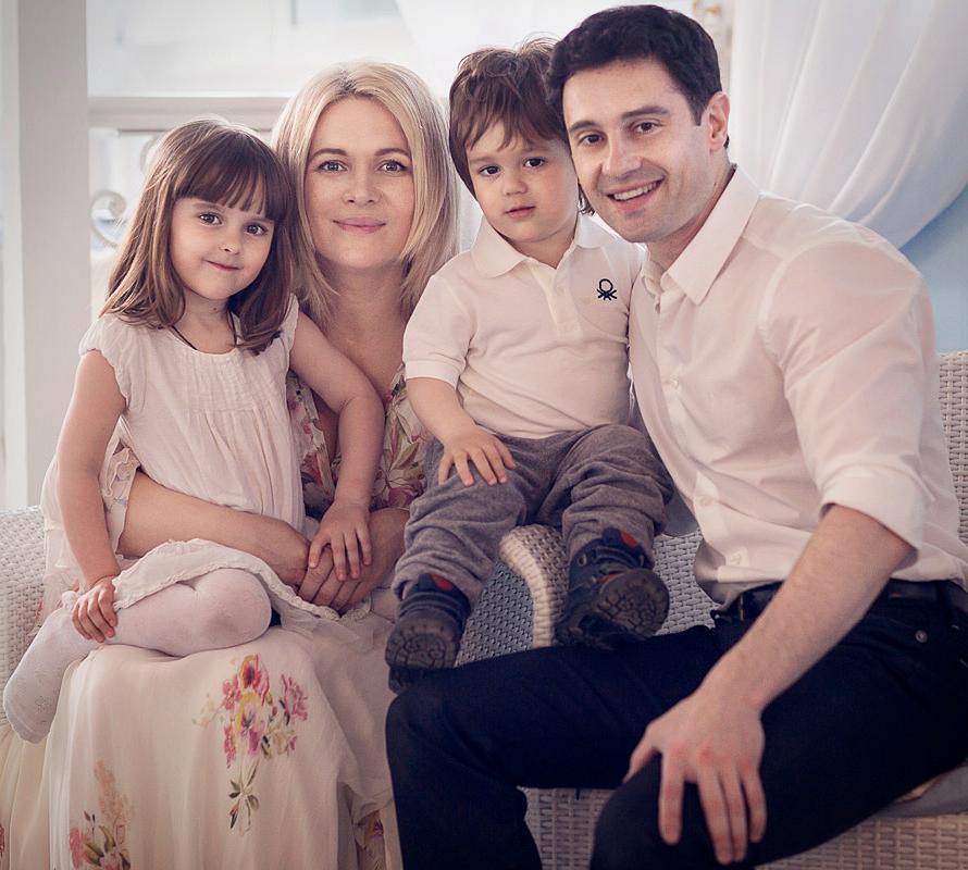 Виктория Морозова с мужем и детьми