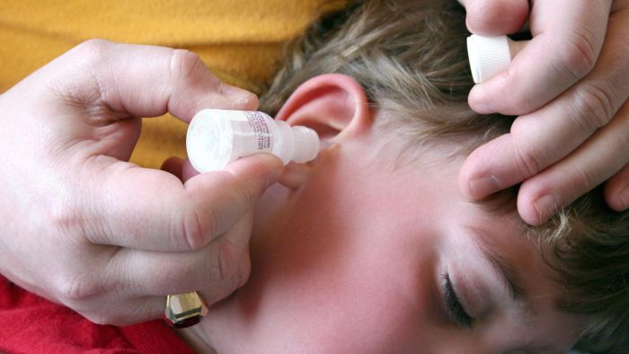 Как капать диоксидин в ухо ребенку при отите