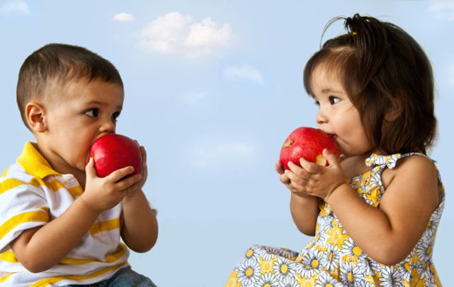 Яблоки при запоре у детей