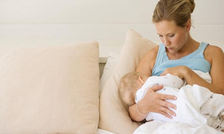 Как долго должен сосать грудь новорожденный