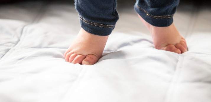 Почему ребенок поджимает ноги 2 года thumbnail