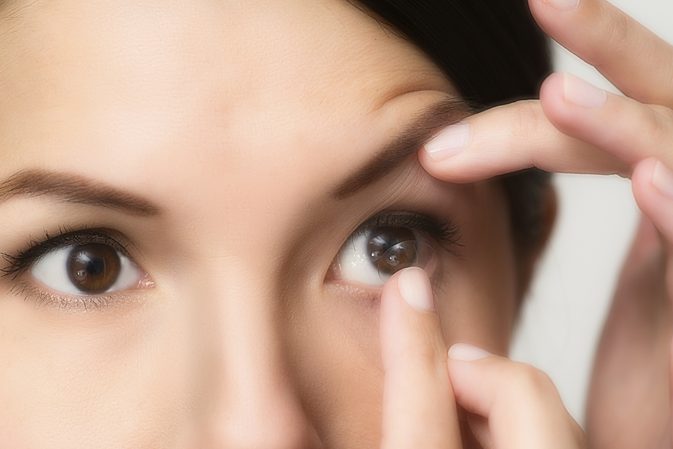 как вытащить ресницу из глаза при помощи контактных линз