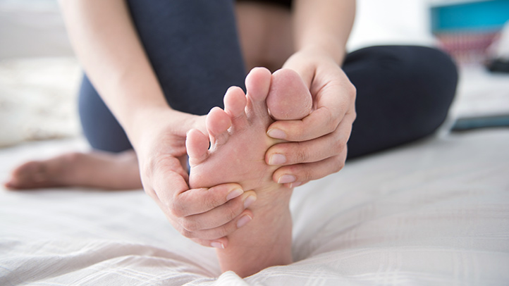 почему болят суставы ног после родов