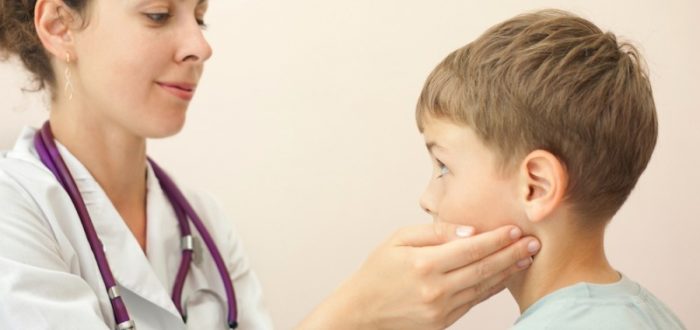 Болит у ребенка ухо и щека thumbnail