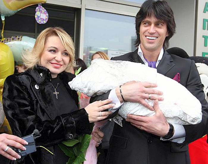 Игорь Кузнецов с женой и дочкой