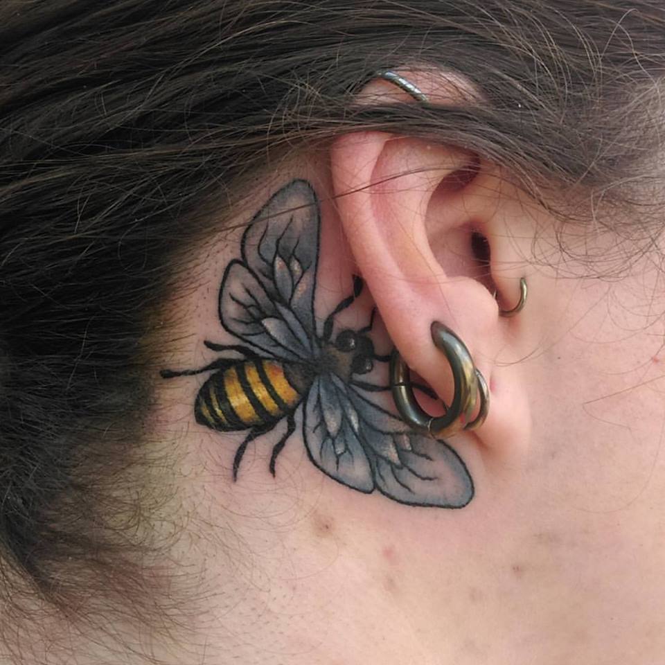 татуировка возле уха