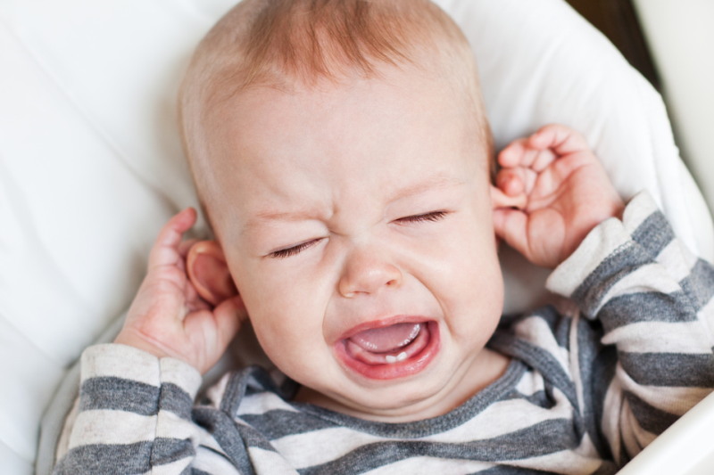 Болят уши у ребенка два года thumbnail