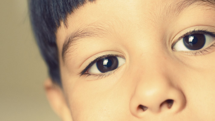 У ребенка дергается глаз: возможные причины, лечение и профилактика thumbnail